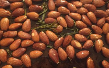 Les amandes grillées aux herbes d’Alice Waters