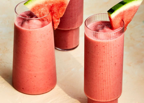 Un smoothie rose pour une belle journée